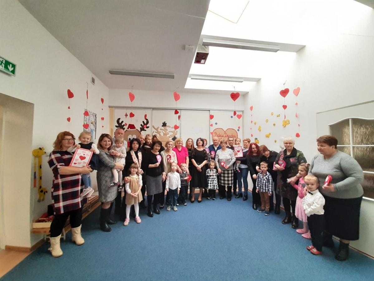 Jak co roku w „Słonecznej Krainie” nie mogło zabraknąć babć i dziadków, dla których został przygotowany specjalny program artystyczny. Na zdjęciu grupa maluszków.