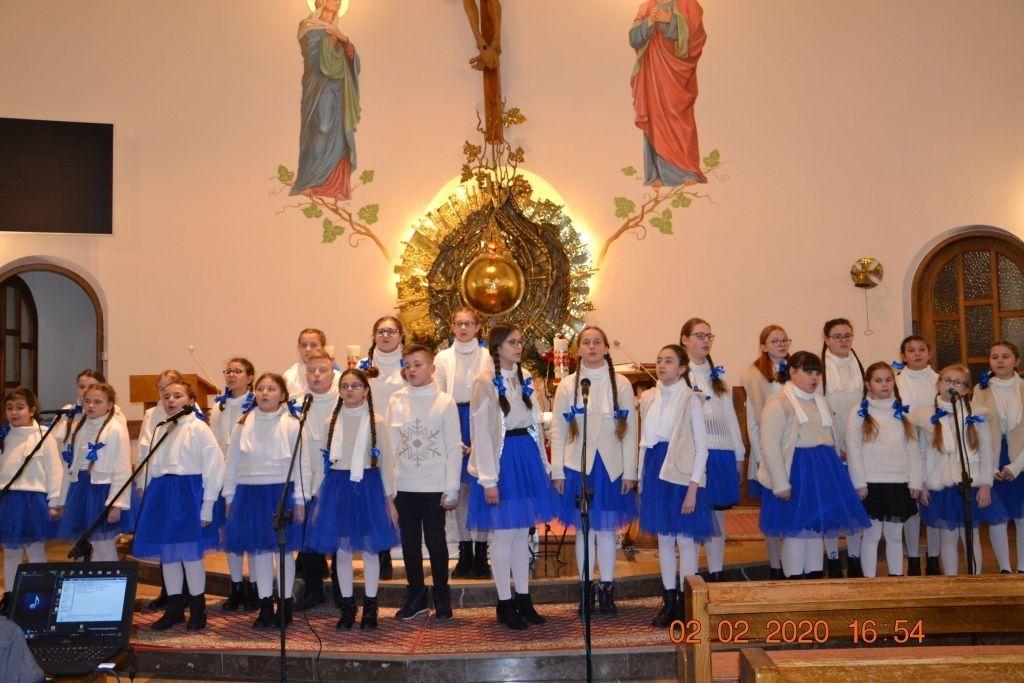 Koncert odbył się w kościele pw. św. Judy Tadeusza w Mirocinie. To tu zaprezentowały się dzieciaki z całego powiatu przeworskiego.<br/>fot. SP Mirocin