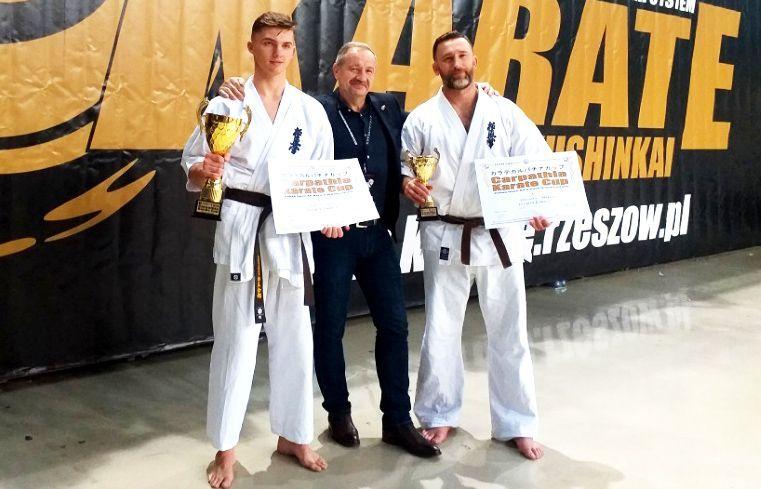 Michał Lisowski (z lewej) i Radosław Bakalus w towarzystwie trenera Ryszarda Makary (w środku).<br/>fot.ze zbiorów własnych