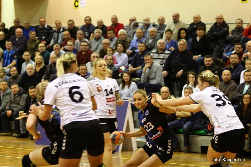 Julia Pietras (z piłką) była zdecydowanie najlepszą zawodniczką meczu z Młynami Stoisław Koszalin.<br/>fot.Kacper Loc