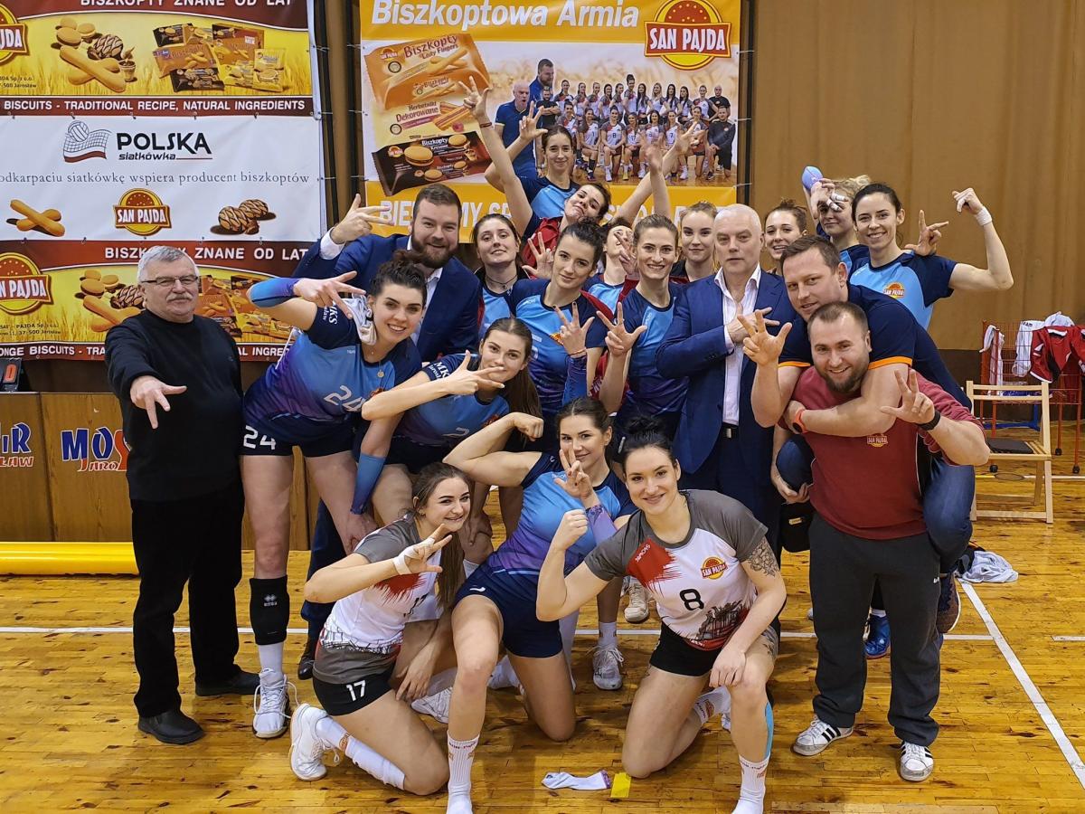 Jarosławianki tuż po odprawieniu Stali Mielec były w znakomitych humorach. Trudno się dziwić...<br/>fot.www.facebook.com/SanPajdaVolleyballTeam