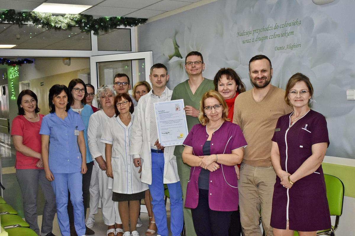 Załoga Oddziału Onkologicznego z Pododdziałem Dziennej Chemioterapii Wojewódzkiego Szpitala im. św. o. Pio w Przemyślu z certyfikatem „Szpital bez bólu”.<br/>fot.www.wszp.pl