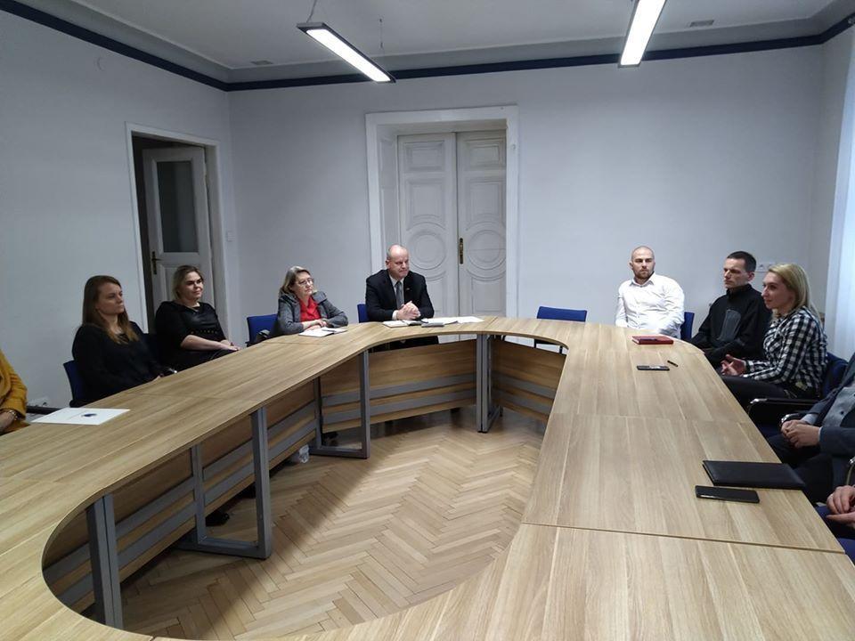 W skład Przemyskiej Rady Działalności Pożytku Publicznego wchodzi pięcioro radnych, dwóch przedstawicieli magistratu oraz dziewięcioro przedstawicieli organizacji pozarządowych. Kilka dni temu spotkali się na inauguracyjnym posiedzeniu.<br/>fot.ze zbiorów własnych