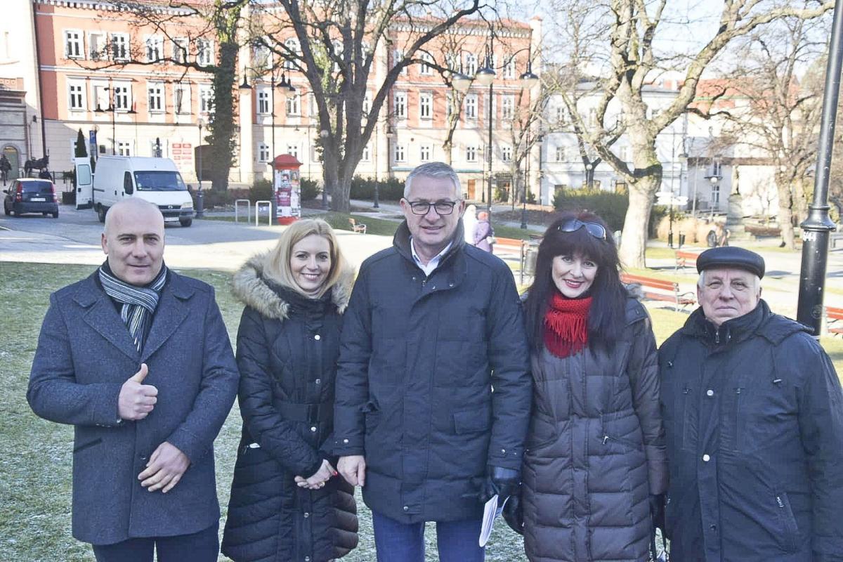 Szefem przemyskiego sztabu wyborczego Małgorzaty Kidawy-Błońskiej został poseł Marek Rząsa (trzeci z lewej).<br/>fot.ze zbiorów własnych