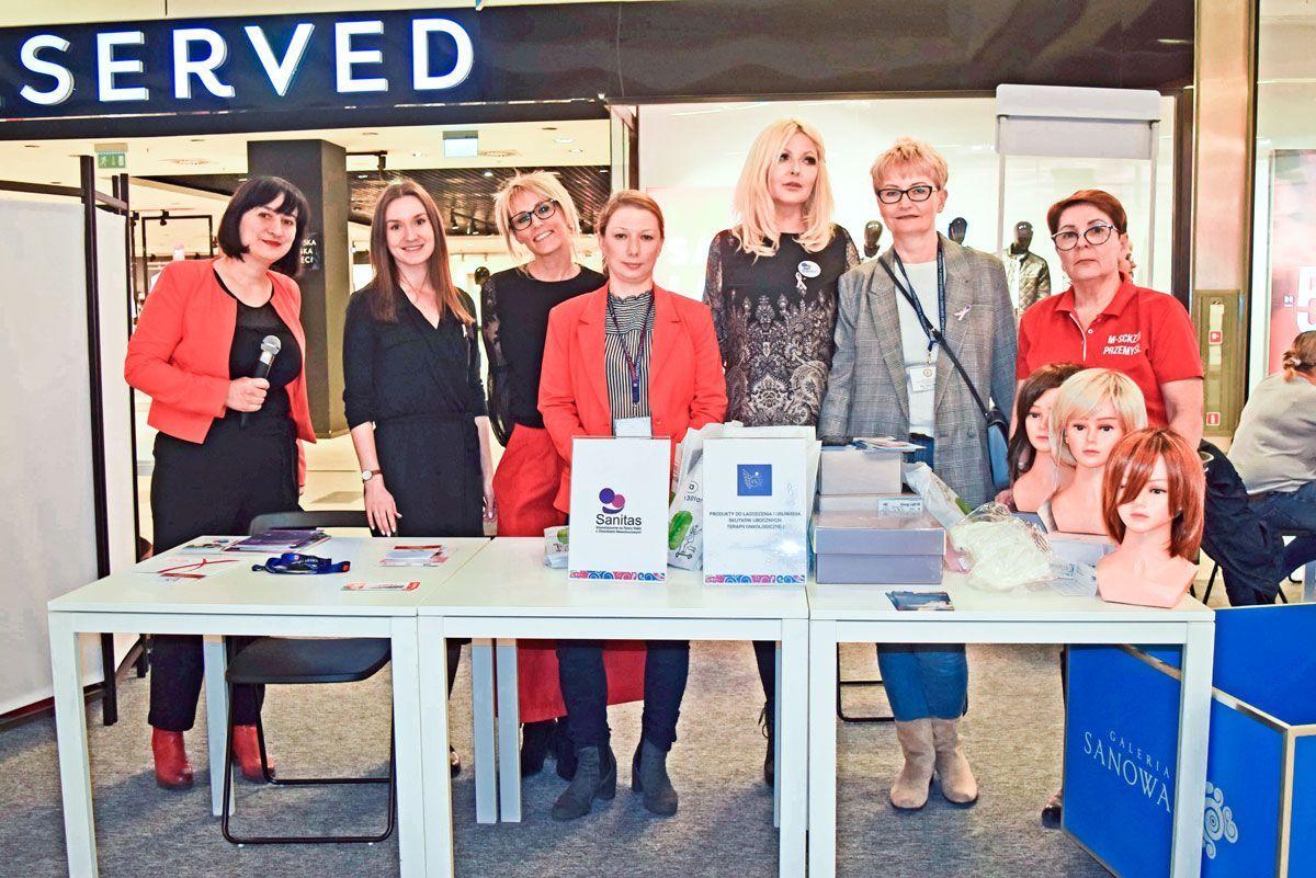 Organizatorzy wydarzenia – Powiatowa Stacja Sanitarno-Epidemiologiczna w Przemyślu i Medyczno-Społeczne Centrum Kształcenia Zawodowego i Ustawicznego w Przemyślu – zachęcali do badań profilaktycznych i stwarzali płaszczyznę do rozmów o sposobach radzenia sobie z chorobą nowotworową.<br/>fot.Artur Wi