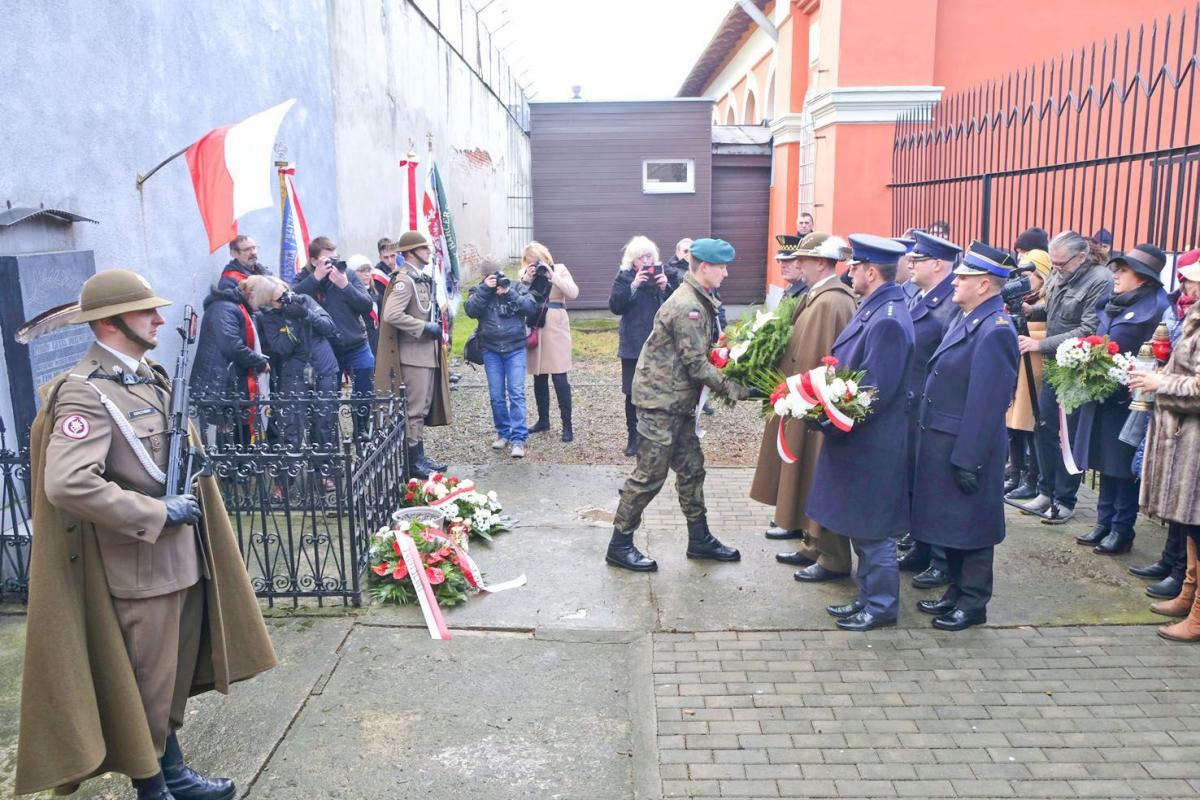 Uroczystość pod tablicą przy ulicy Kopernika.<br/>fot.Jacek Szwic