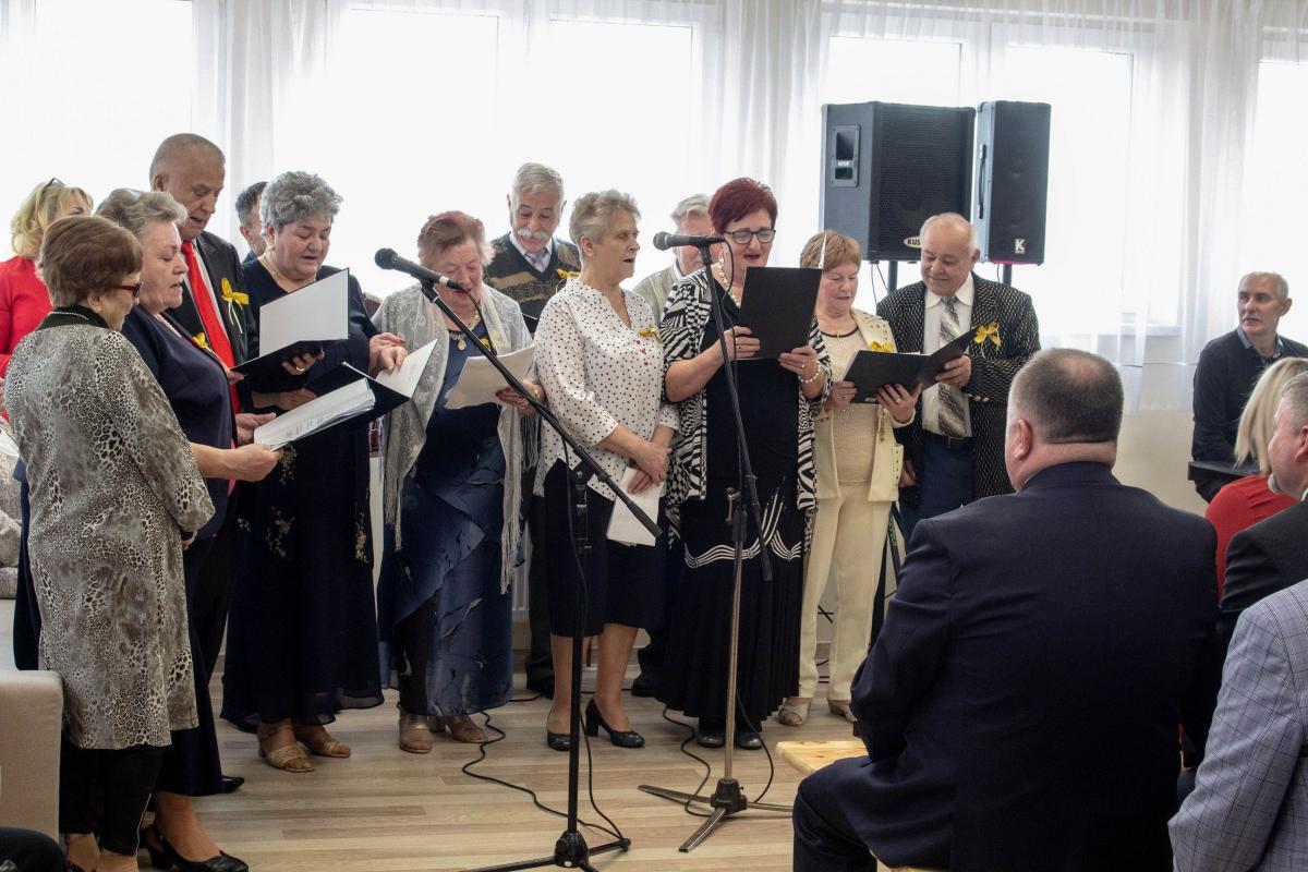 Seniorzy w przygotowanym programie artystycznym o swoim życiu w domu seniora opowiadali z humorem.<br/>fot.Bartłomiej Pacek