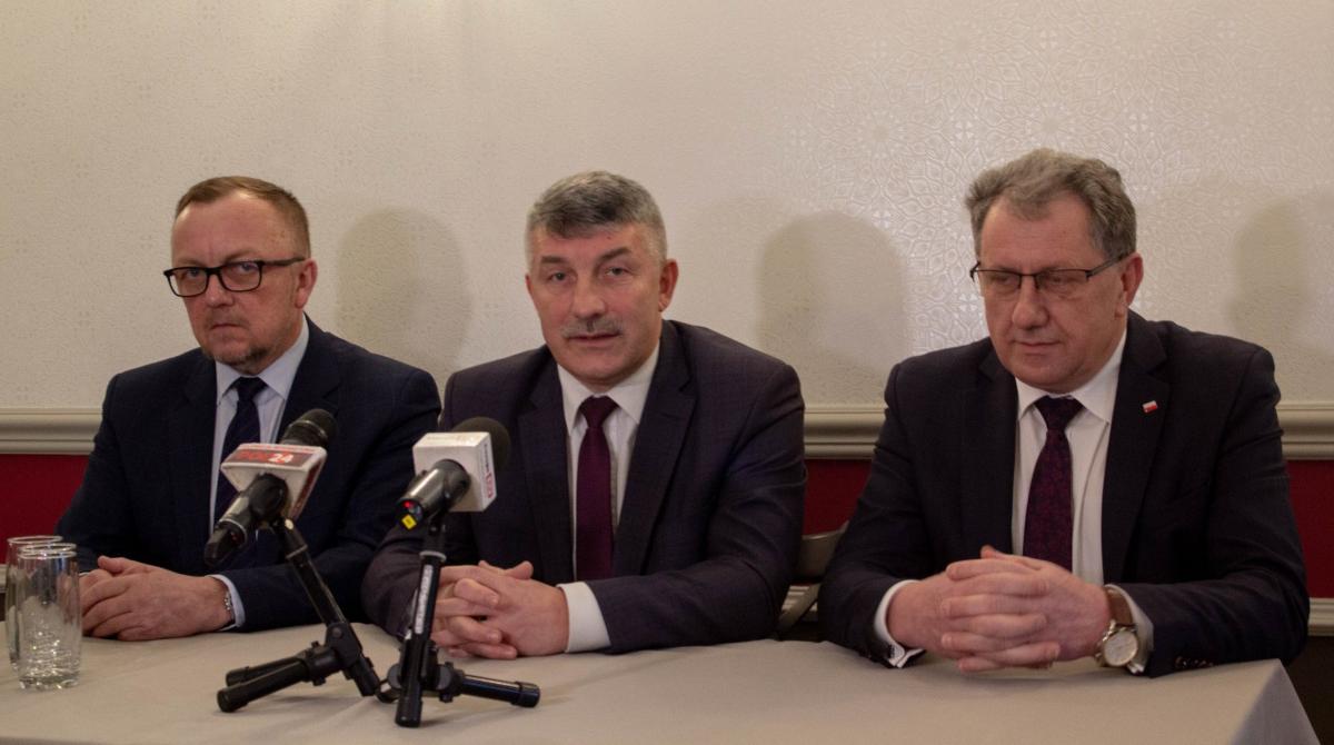 Leszek Szczybyło o swoim starcie w zbliżających się wyborach na wójta gminy wiejskiej Jarosław opowiadał w towarzystwie T. Chrzana i S. Kłopota, a więc przedstawicieli PiS, które poparło jego kandydaturę. <br/>fot.Bartłomiej Pacek
