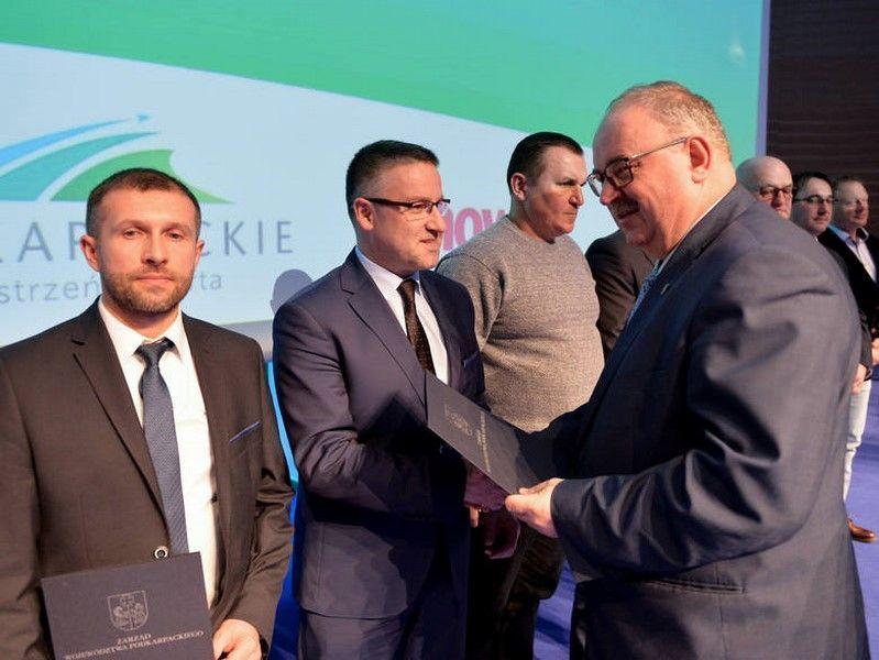 Wśród nagrodzonych znalazł się m.in. Dariusz Stańko, który wyróżnienie otrzymał z rąk wicemarszałka województwa podkarpackiego Piotra Pilcha.<br/>fot.www.badminton-rz.pl
