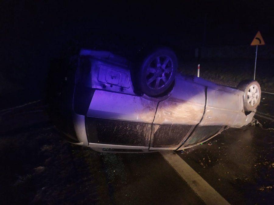 Zupełnie nieodpowiedzialny młodzian, jadąc z dużą prędkością w kierunku Humnisk, w pewnym momencie stracił panowanie nad pojazdem, zjechał na lewą stronę, uderzył w przepust i dachował.<br/>fot.KPP Brzozów