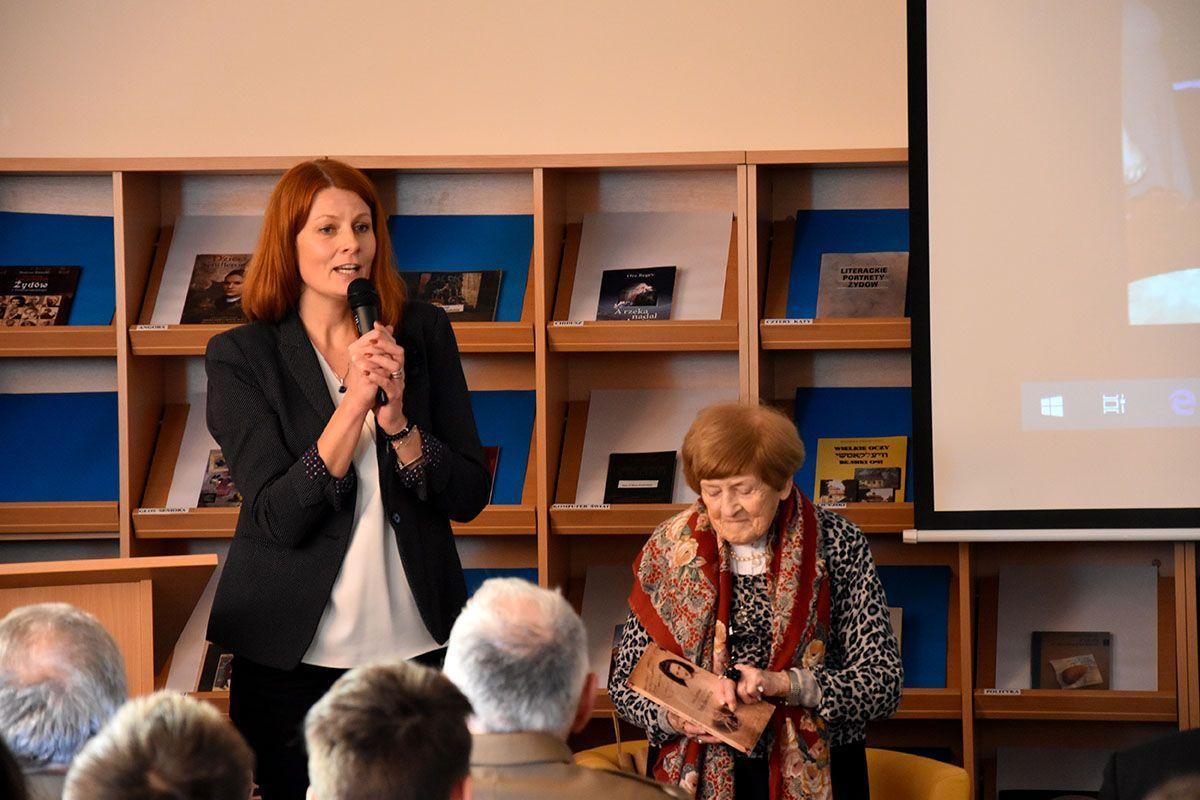 Miejska Biblioteka Publiczna w Lubaczowie gościła Lucię Retman, Żydówkę ocaloną przez Zofię Pomorską z Lubaczowa.<br/>fot.Marcin Materniak