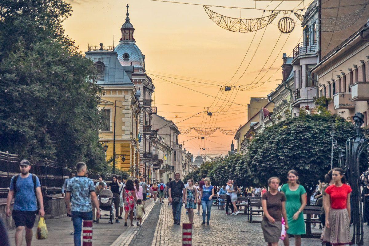 Na ulicy Olgi Kobylańskiej na przyjezdnych czekają liczne kawiarnie, restauracje, sklepiki z pamiątkami.<br/>fot.Julia Dragan