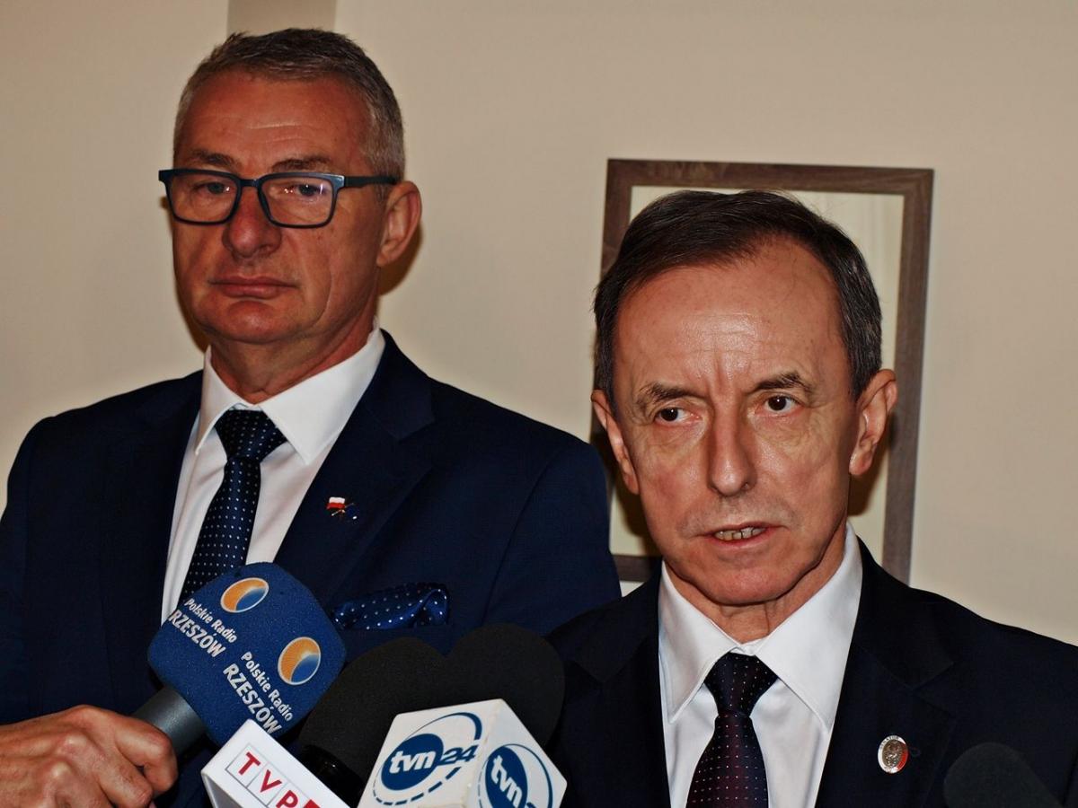 Na zaproszenie posła PO z Przemyśla Marka Rząsy (z lewej) w nadsańskim grodzie gościł jego partyjny kolega, Marszałek Senatu RP Tomasz Grodzki (z prawej). <br/>fot.Mariusz Godos