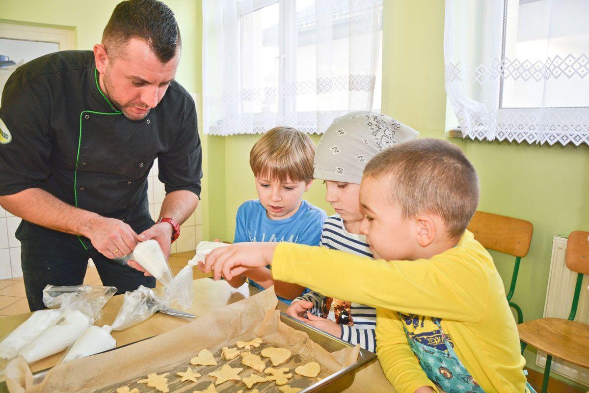 Dla lubiących eksperymenty w kuchni przygotowano warsztaty w gminnej stołówce.<br/>fot.CKSiR Sieniawa