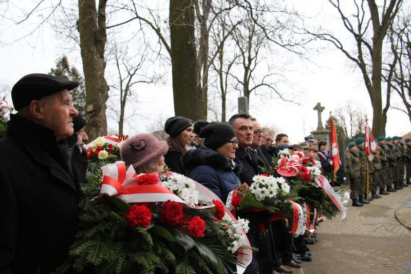 Spotkanie pod tablicą upamiętniającą styczniowych powstańców jak co roku było manifestacją szacunku wobec narodowych bohaterów.<br/>fot.UM Jarosław