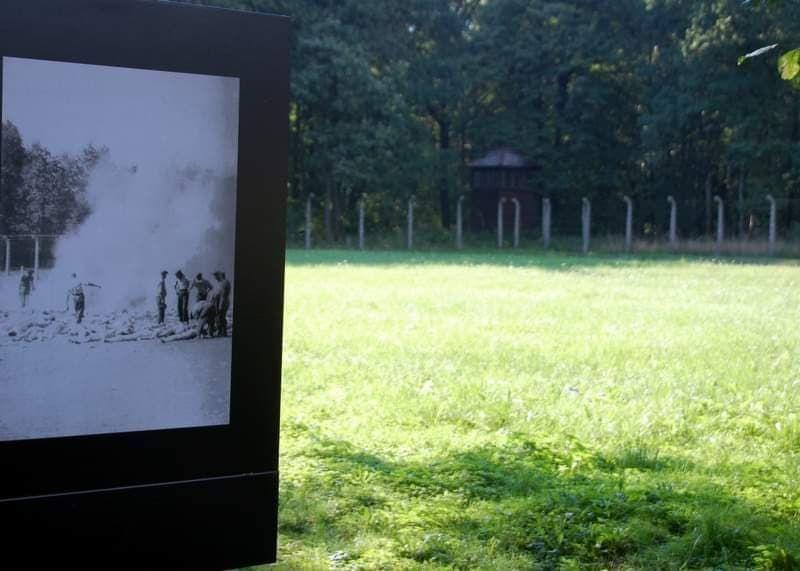 Auschwitz wtedy i dziś:  Po lewej jedna z nielegalnie wykonanych fotografii, przedstawiająca członków Sonderkommando palący zwłoki węgierskich Żydów zamordowanych w komorach gazowych Auschwitz-Birkenau, sierpień 1944. Po prawej miejsce zdarzenia.<br/>fot.Michał Nowotyński