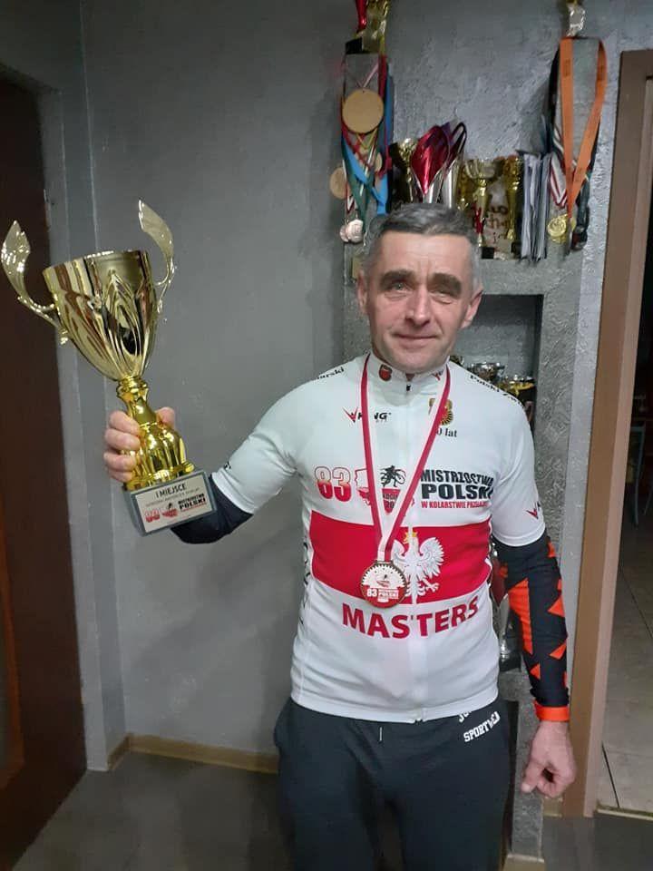 Krzysztof Gierczak z kolejnym złotem Mistrzostw Polski w kategorii masters.<br/>fot.www.facebook.com/zrywbuszkowicemtbteam