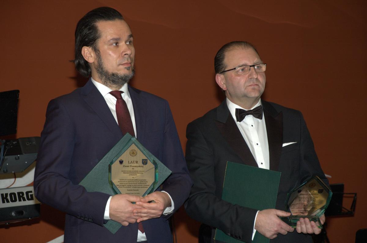 Laur Ziemi Przemyskiej otrzymali dyrektor szkoły muzycznej Dariusz Baszak (z prawej) i rektor PWSW w Przemyślu dr Paweł Trefler.<br/>fot.Witold Domański