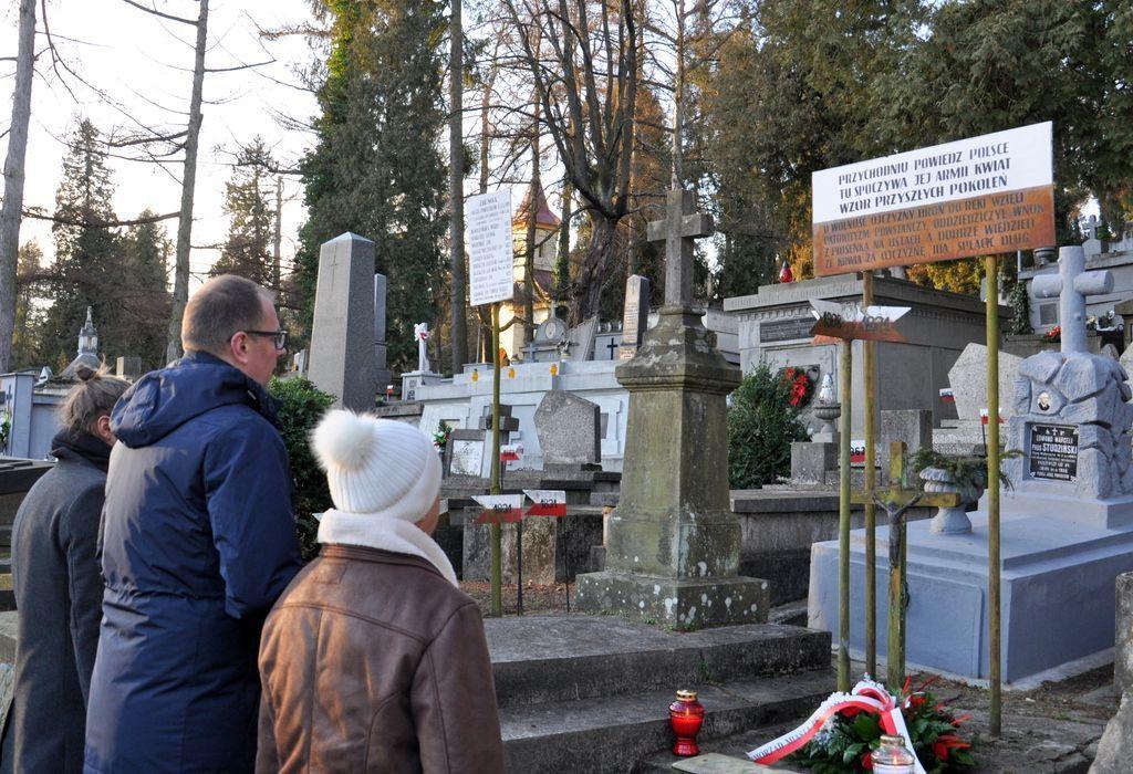 Między innymi przewodnicząca Rady Miejskiej w Przemyślu Ewa Sawicka (z prawej) i prezydent miasta Wojciech Bakun (w środku) uczcili pamięć powstańców styczniowych. Złożyli kwiaty i zapalili znicze przy ich kwaterze na Cmentarzu Głównym w Przemyślu.<br/>fot.UM Przemyśl