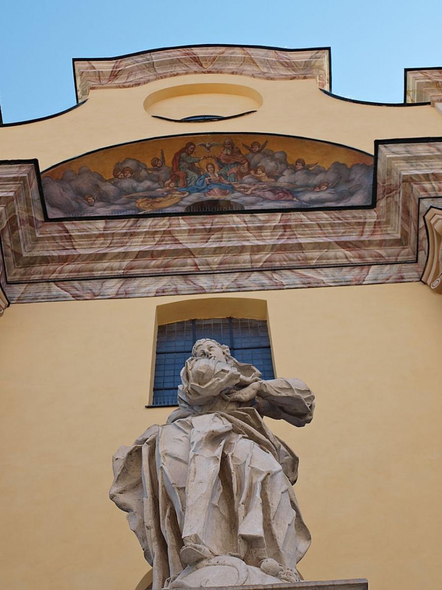 We wnęce elewacji, na zamknięciu prezbiterium przedstawienie św. Józefa z Kupertynu, lewitującego przed objawiającą mu się Immaculatą (typ obrazu, przedstawiający Matkę Bożą bez dzieciątka, w młodym wieku, w białej sukni i błękitnym płaszczu, na tle nieba, stojącą na półksiężycu lub kuli ziemskiej o