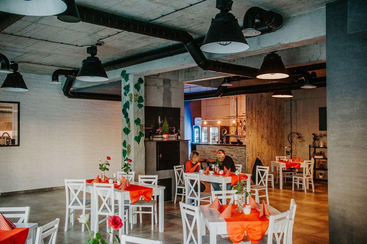 Wnętrza restauracji „Amici” przywodzą na myśl gwarne włoskie trattorie. Będąc tu, można się przenieść w słoneczne rejony Włoch i rozkoszować pysznym, prostym jedzeniem i lampką dobrego wina w gronie przyjaciół, rodziny, znajomych.<br/>fot.Marcin Łabuda