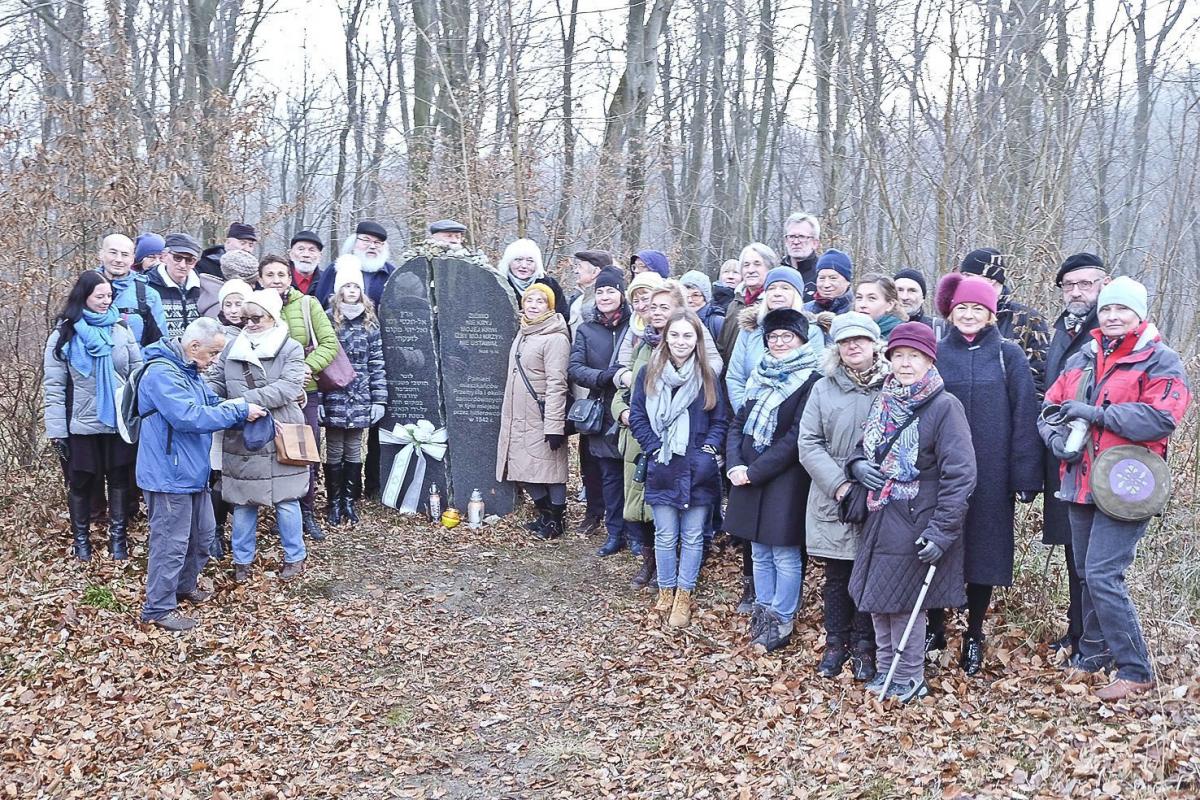 Uczestnicy spotkania pod upamiętnieniem w lesie grochowskim. <br/>fot.Jacek Szwic