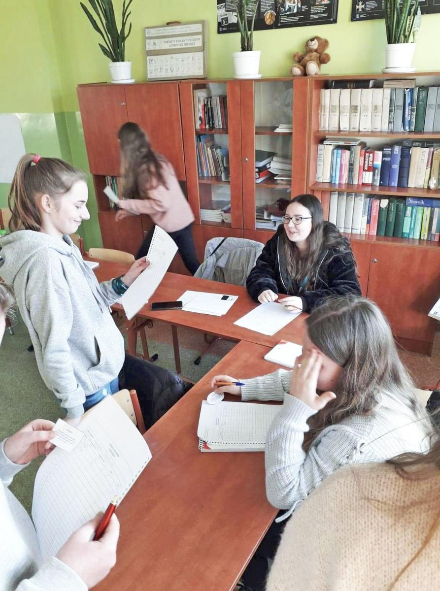 Uczniowie SP w Tryńczy biorący udział w projekcie „Ferie z ekonomią”, biorąc udział w atrakcyjnych warsztatach, uczyli się m.in. planowania i zarządzania własnymi finansami.
<br/>fot.UG Tryńcza