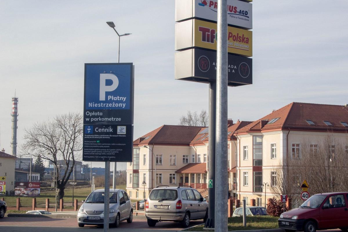 Tablice, nawet jeśli liczne, są dość niepozorne. W respektowaniu regulaminu pomogłoby zapewne jakieś wyraźne, krzykliwe hasło z ostrzeżeniem o możliwości  naliczenia opłaty.
<br/>fot.Bartłomiej Pacek