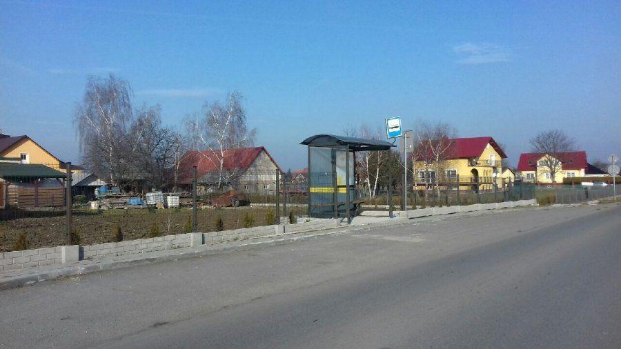Na tym przystanku autobusowym pijany młodzian postanowił zaparkować. Nie był już w stanie dalej „zwiedzać” okolicy.<br/>fot.KPP Ropczyce