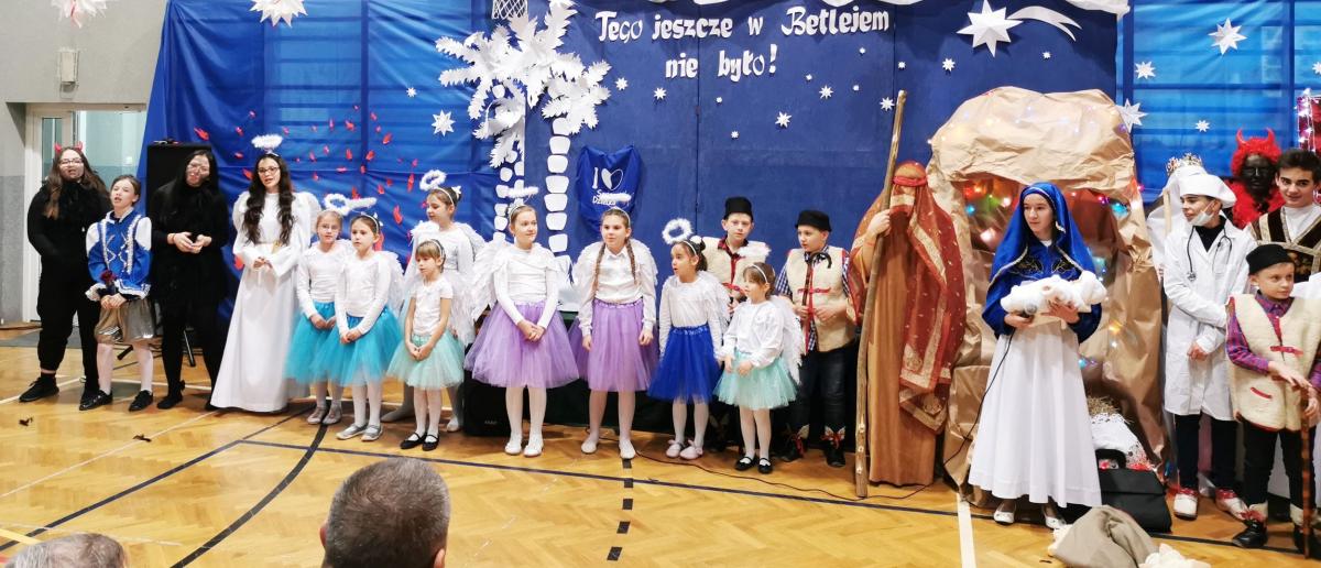 Uczniowie SP im. Jana Pawła II w Miękiszu Starym przedstawili jasełka Tego w Betlejem jeszcze nie było.<br/>fot.ze zbiorów własnych