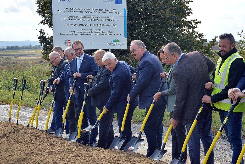 Prace przy rozbudowie drogi wojewódzkiej nr 885 na odcinku od Przemyśla do granicy państwa już trwają. Rozpoczęły się w październiku ub.r. od wbicia symbolicznych łopat.<br/>fot.UM Przemyśl