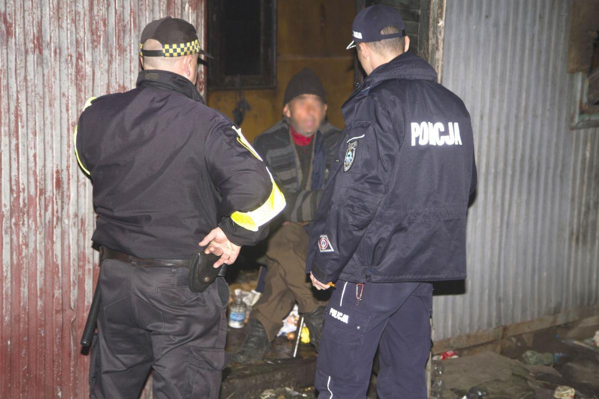 Służby co roku zliczają osoby bezdomne. Przeważają wśród nich mężczyźni.<br/>fot.Jacek Szwic