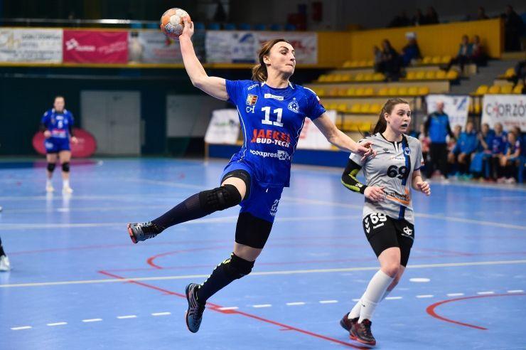 W akcji najskuteczniejsza zawodniczka pucharowego meczu z Chorzowie Agnieszka Piotrkowska. Obok Amanda Szymborska.<br/>fot.Łukasz Laskowski/Press Focus