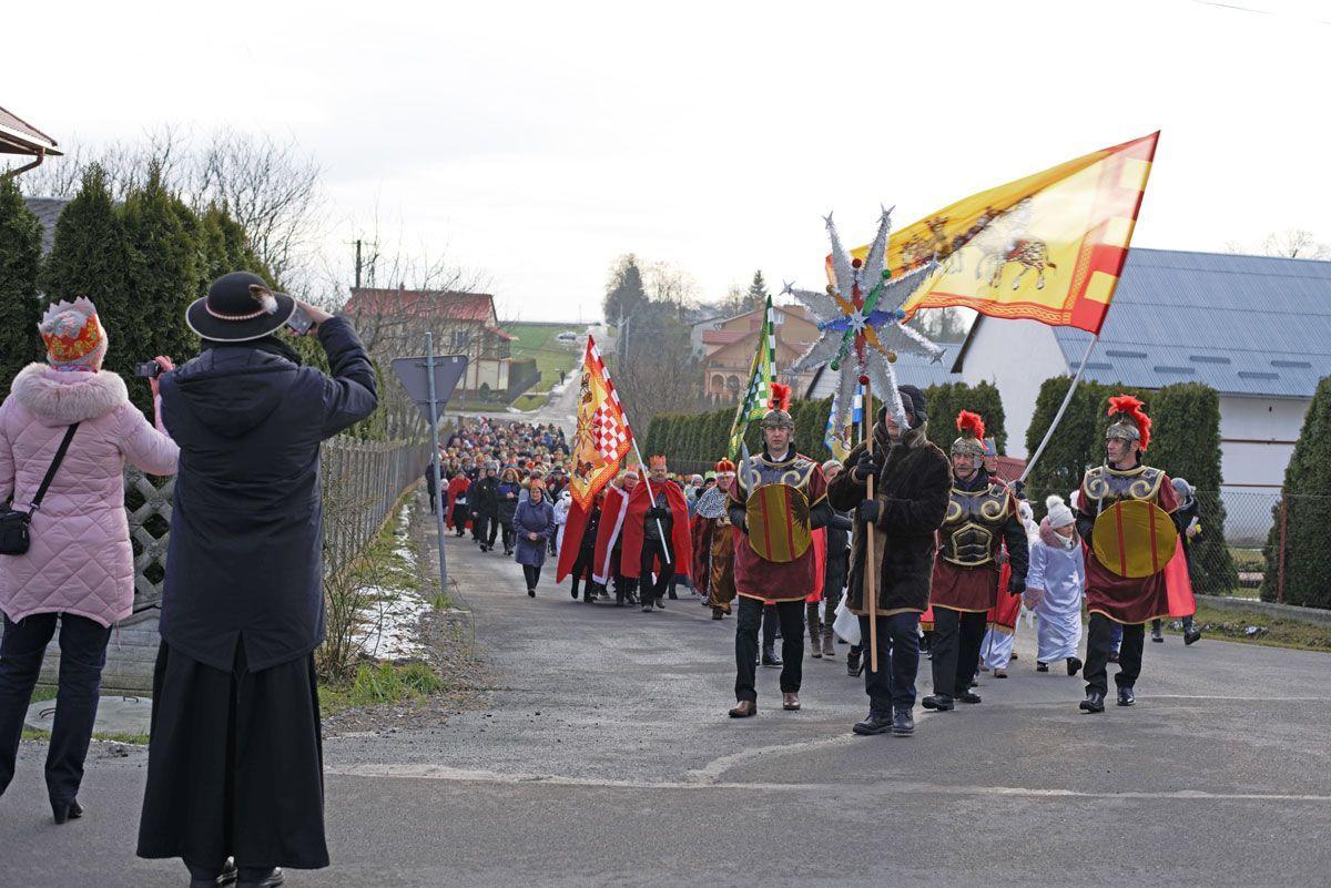 Uczestnicy orszaku przemaszerowali do Domu Ludowego w Małkowicach, by na nowo przeżyć tajemnicę Bożego Narodzenia.<br/>fot.Joanna Dźwierzyńska