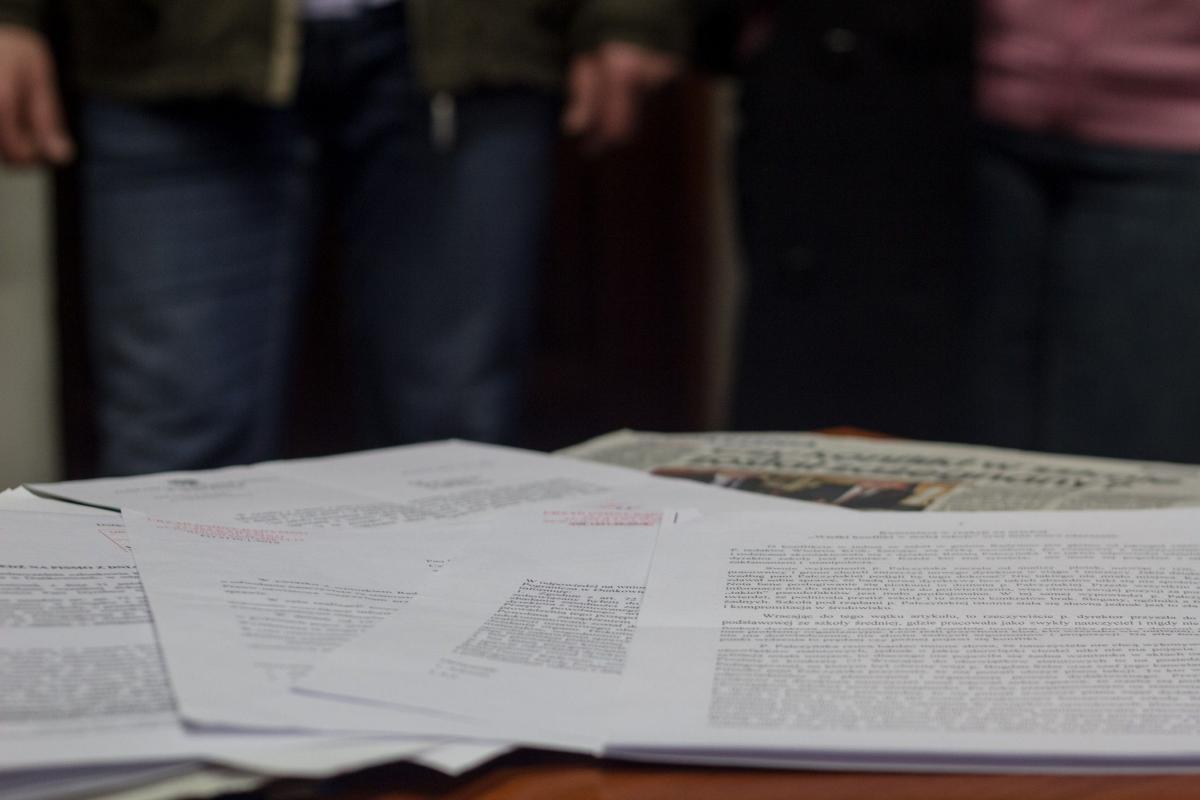 Na spotkanie nauczyciele przynieśli pokaźny plik dokumentów - w większości wytworzonych już po ogłoszeniu przez wójta komunikatu o przywróceniu poprawnych stosunków na linii pracownicy-dyrektor w SP w Duńkowicach.<br/>fot.Bartłomiej Pacek