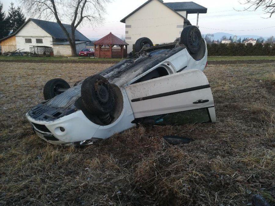 Auto prowadzone przez 33-latkę dachowało. Kobieta trafiła do szpitala.<br/>fot.KPP Jasło