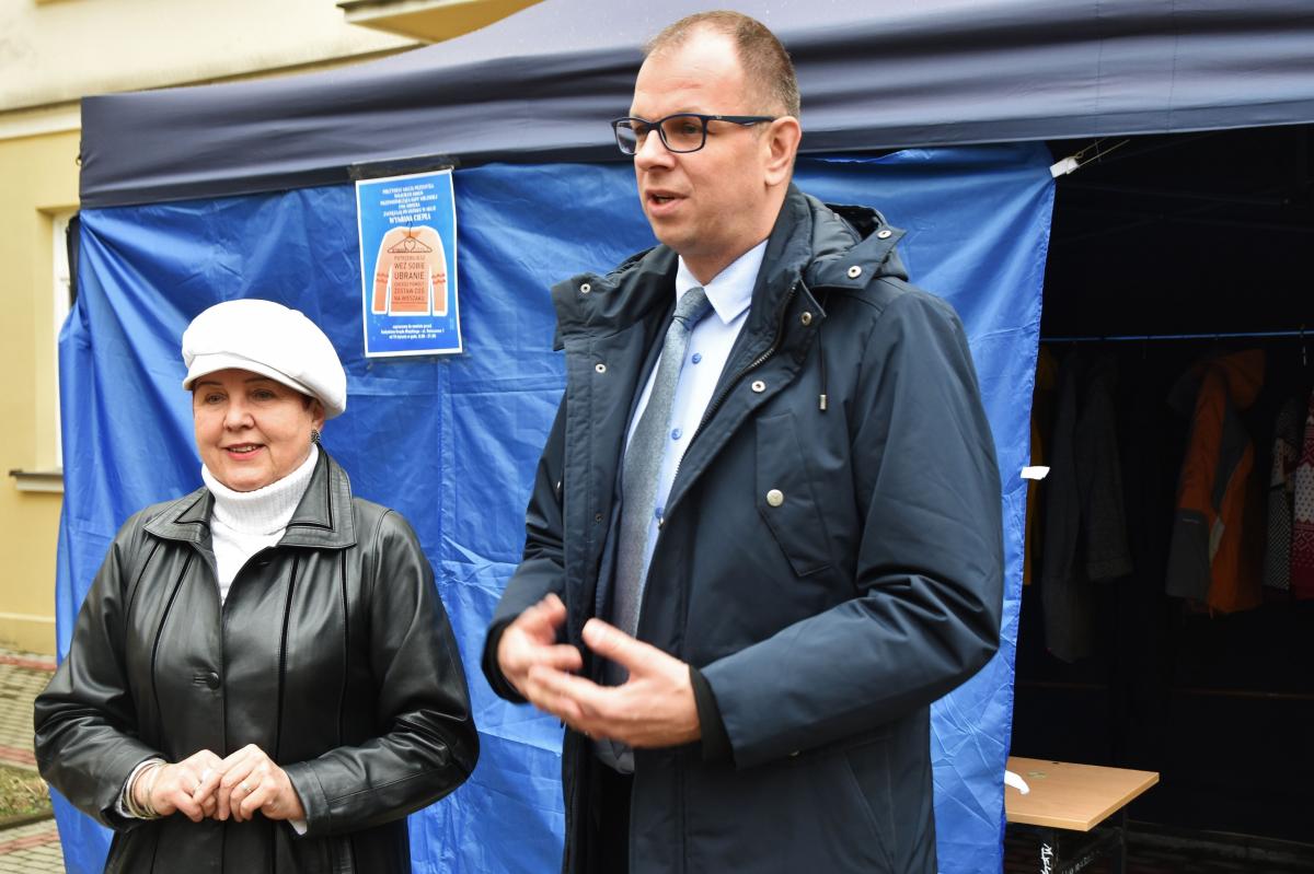 Namiot oficjalnie otworzyli: przewodnicząca rady miejskiej Ewa Sawicka i prezydent Wojciech Bakun. <br/>fot.Paweł Bugira