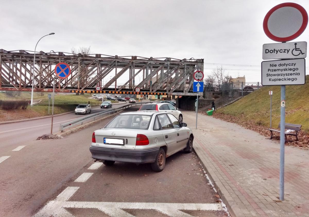 Na początku parkingu przy Zielonym Rynku ustawiony jest znak zakazu ruchu w obu kierunkach, także dla osób niepełnosprawnych. Niektórzy kierowcy mimo to parkują tam, ryzykując mandatem karnym. Inni nie rozumieją, dlaczego nie można wprowadzić tam parkowania czasowego.<br/>fot.Mariusz Godos