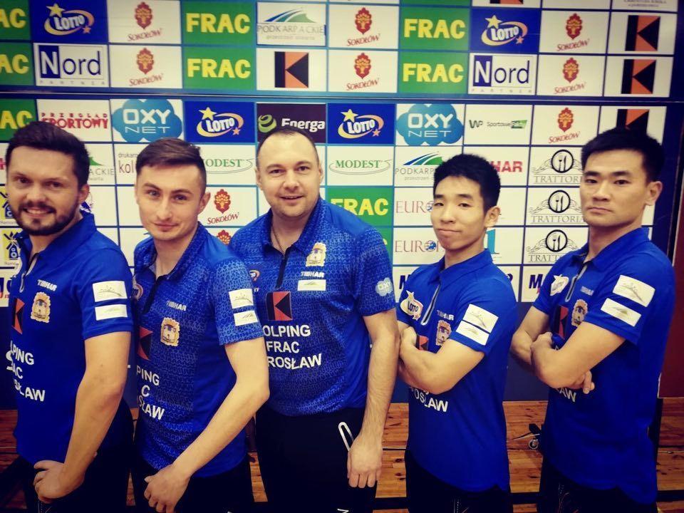 Kolping FRAC Jarosław po pewnej wygranej z Wartą Kostrzyn nad Odrą. Od lewej: Daniel Górak, Artur Białek, menadżer Kamil Dziukiewicz, Qiyao Han i Kou Lei.<br/>fot.ze zbiorów własnych