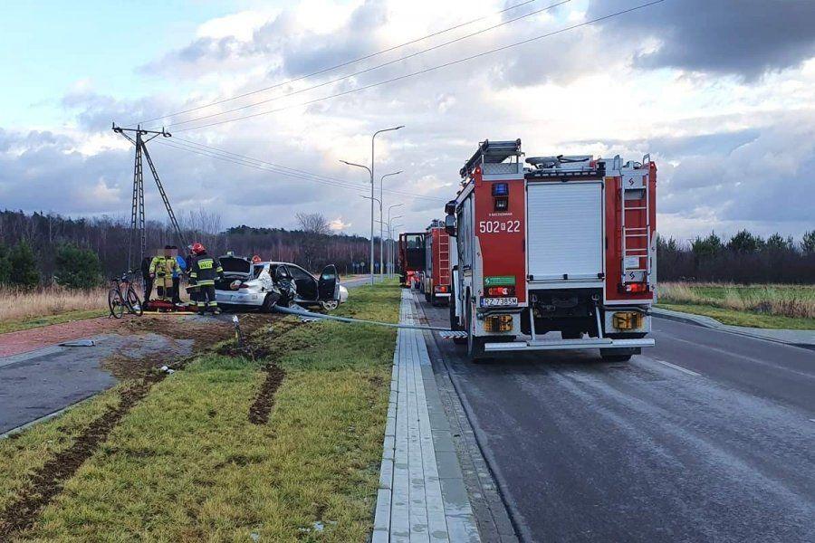 Miejsce zdarzenia na drodze łączącej ulicę Inwestorów i Iwaszkiewicza w Mielcu.<br/>fot.KPP Mielec