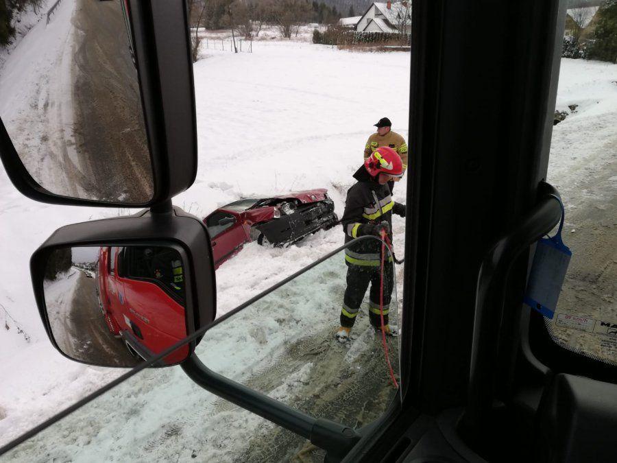Sobota, Jałowe. Kierowca fiata wpadł  w poślizg i wjechał do rowu. <br/>fot.KPP Ustrzyki Dolne