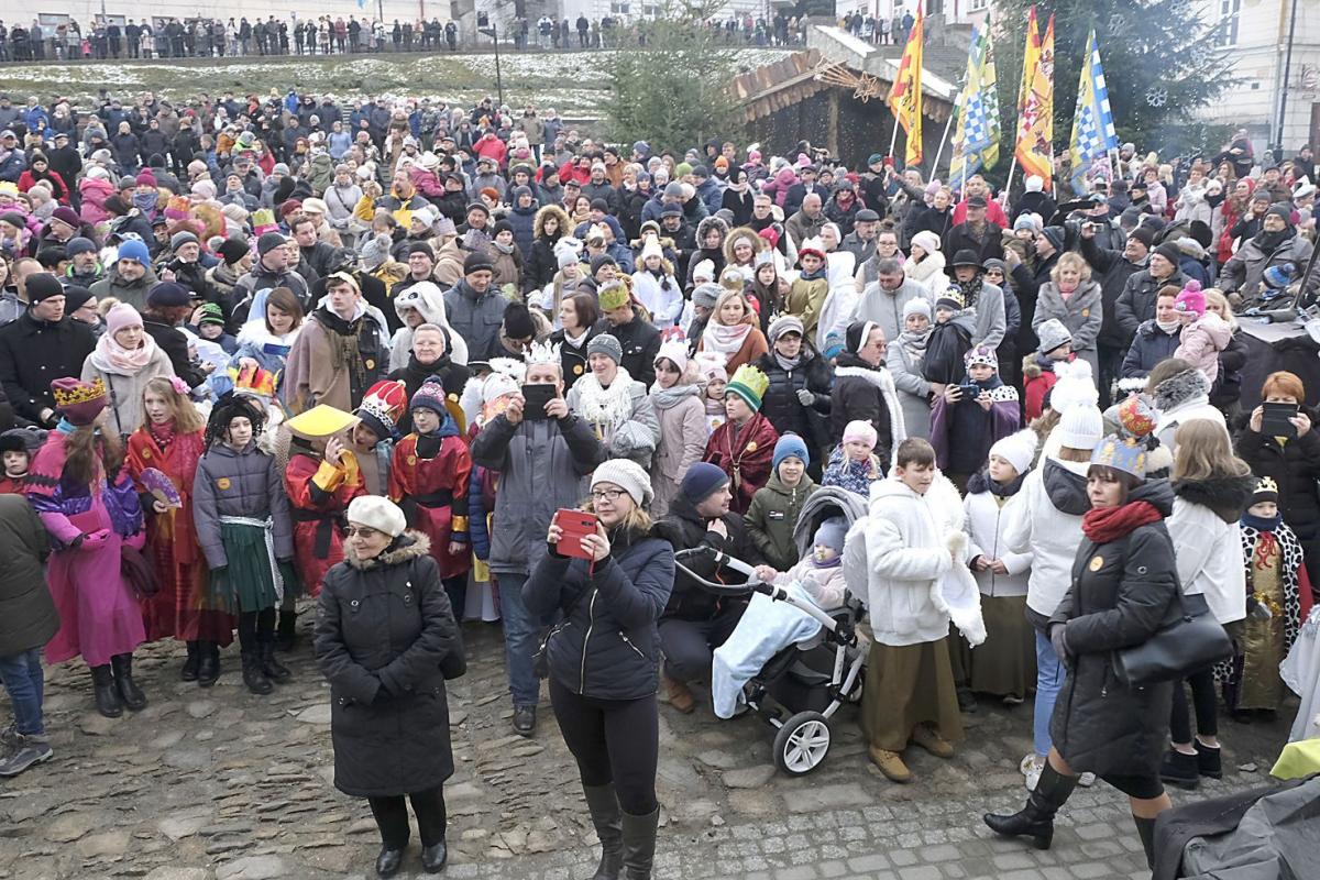 Wierni zapełnili Rynek.<br/>fot.Jacek Szwic