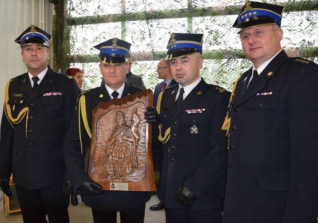 Nominację na stanowisko komendanta miejskiego PSP w Przemyślu brygadier Bogusław Szczurko (drugi z lewej) odebrał 20 grudnia ub.r.<br/>fot.Zdzisław Wójcik