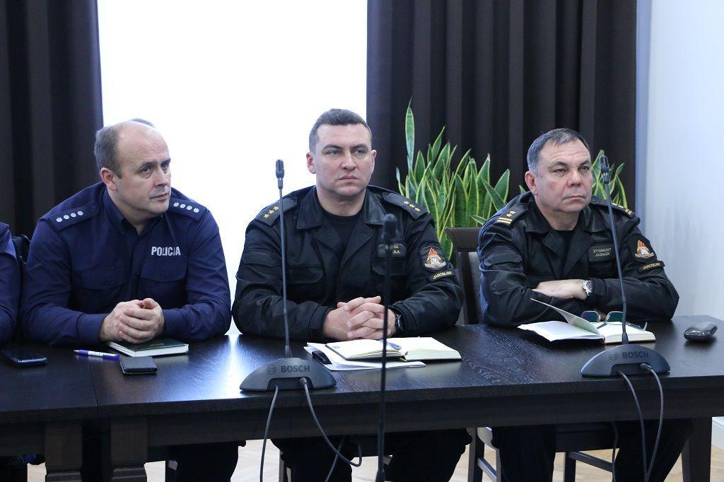 Na spotkaniu obecni byli m.in. przedstawiciele powiatowych służb mundurowych, służby leśnej i kół łowieckich działających na terenie powiatu jarosławskiego. <br/>fot.Starostwo Powiatowe w Jarosławiu