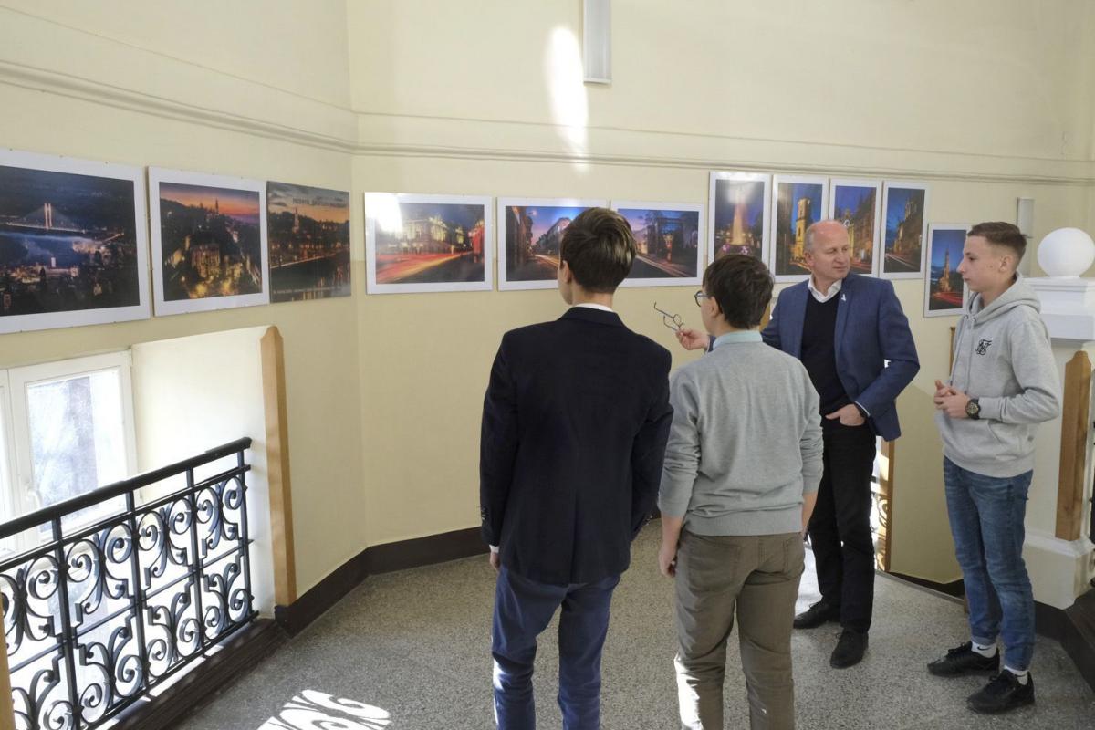 – Być może ta wystawa będzie początkiem szkolnej galerii – mówi dyrektor I LO Tomasz Dziumak.<br/>fot.Jacek Szwic