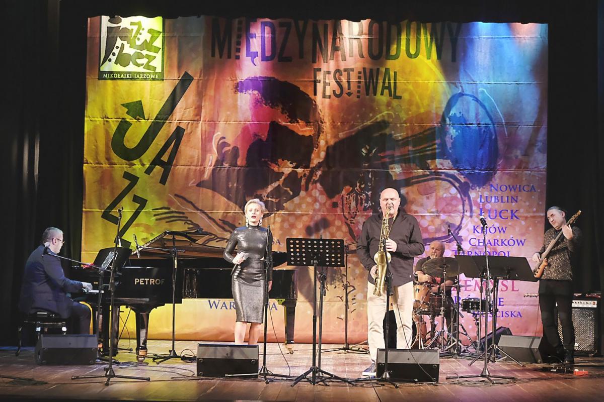 Yarosh Organ Trio: Przemysław Jarosz (drums), Kajetan Galas (Hammond), Tomasz Pruchnicki (sax) oraz Katarzyna Mirowska (vocal) podczas występu w Centrum Kulturalnym w Przemyślu.<br/>fot.Jacek Szwic