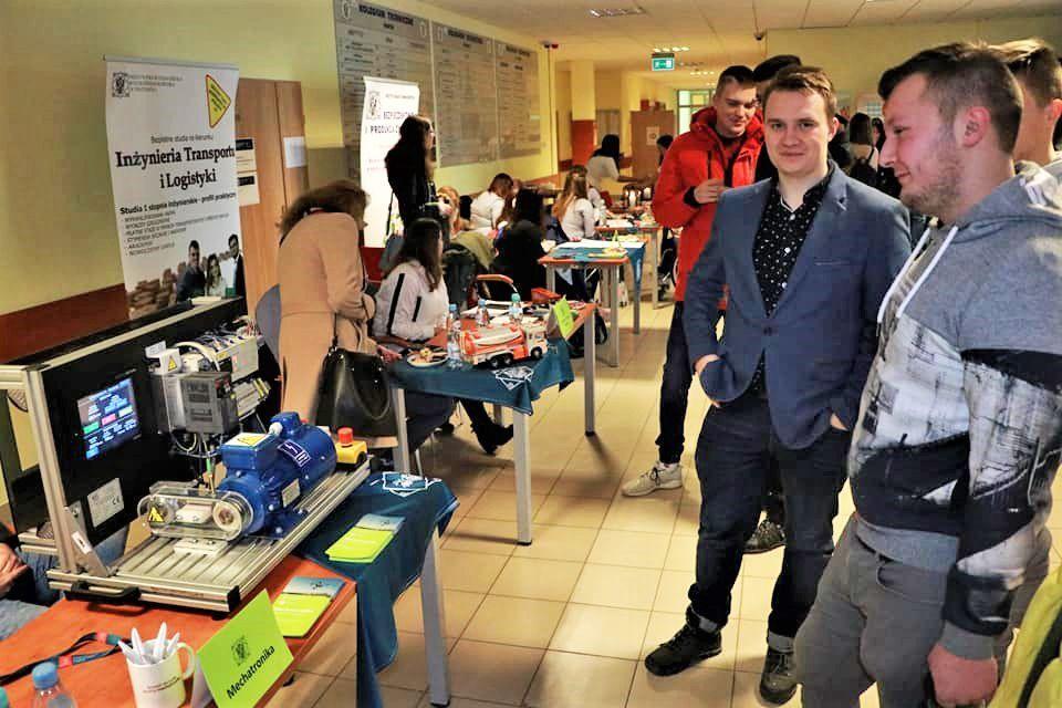 Tłumy uczniów szkół ponadgimnazjalnych na uczelnianych korytarzach cieszyły organizatorów i studentów PWSW.<br/>fot.Kamil Krukiewicz