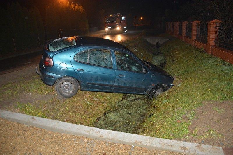 20-latek najprawdopodobniej stracił panowanie nad pojazdem i wjechał do przydrożnego rowu. <br/>fot.KPP Krosno