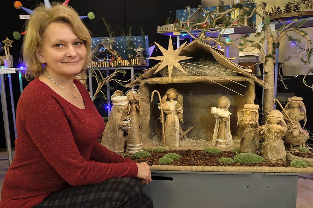 Małgorzata Bembenek z Nienadowej i jej nagrodzona szopka.<br/>fot.Jacek Szwic
