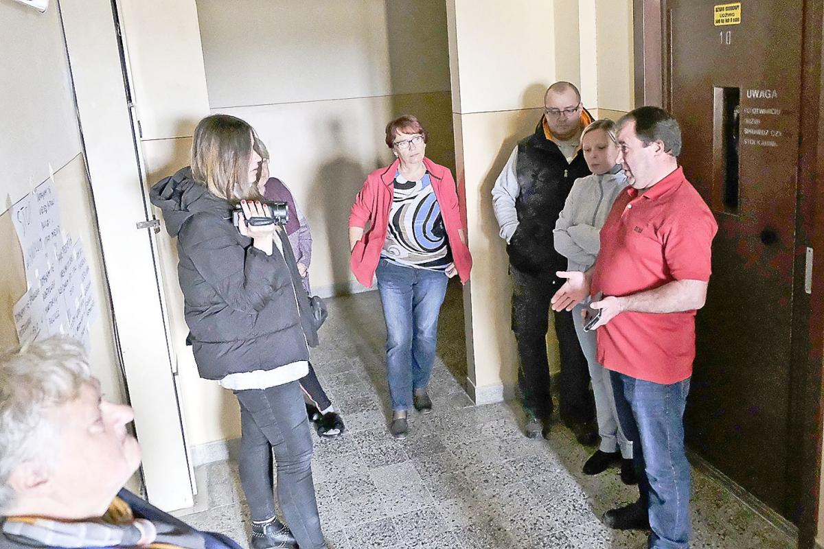 Mieszkańcy zebrali się w sprawie uciążliwego lokatora.<br/>fot.Jacek Szwic
